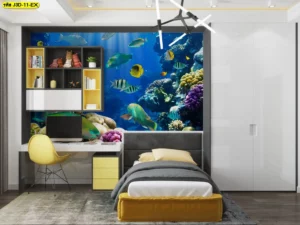 ห้องเด็กสุดเท่ด้วยวอลเปเปอร์แนวปะการังใต้ทะเล ผสมผสานโต๊ะทำงานสีเหลืองและชั้นหนังสือ พร้อมภาพปลาเขตร้อนสีสันสดใส