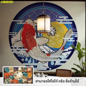 วอลเปเปอร์ลายศิลปะญี่ปุ่น วงกลมกราฟิกคลื่นซ้อนกับปลาคาร์ฟสีแดงขาวโดดเด่น ดวงอาทิตย์สีเหลืองทอง สอดรับกับโคมไฟแขวน เหมาะมุมรับรองแขกและถ่ายภาพ