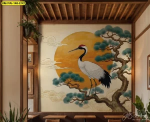 ภาพวอลเปเปอร์นกกระเรียนยืนบนกิ่งสนหน้าพระอาทิตย์สีทอง โทนไม้และไฟส้มอบอุ่น เหมาะเป็นโฟกัสวอลล์ในมุมบาร์ร้านอาหารญี่ปุ่นร่วมสมัย