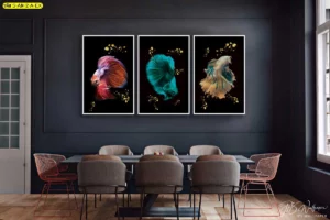 ชุดภาพปลากัดสามเฟรมบนผนังห้องอาหารโทนเข้ม เน้นคอนทราสต์ดำทอง สื่อพลังและหรูหรา เหมาะวางเป็นจุดโฟกัสสำหรับร้านอาหารและเลานจ์สมัยใหม่