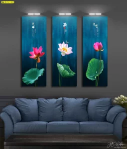 ภาพดอกบัวสามแผงโทนฟ้าน้ำเงินในห้องนั่งเล่น สื่อความสงบร่วมสมัยไทย เหมาะกับโครงการบ้านตัวอย่างและสปาโซนพักผ่อน
