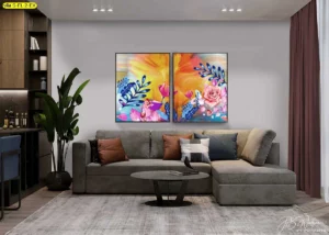 ศิลปะโทนส้ม‑น้ำเงินเหนือโซฟาล็อบบี้ มุมรอเช็กอินโฮสเทลติดภาพกรอบชุดสีคอนทราสต์ จัดไฟดาวน์ไลท์ให้ภาพเด่นและถ่ายสวยในกล้องมือถือ