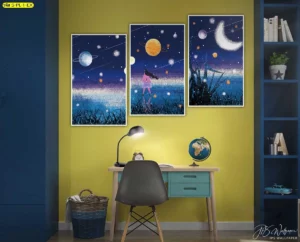 ภาพชุดใส่กรอบ ธีมท้องฟ้ายามค่ำ ดวงจันทร์และดาวเคราะห์สีน้ำเงิน‑ทอง เหนือโต๊ะทำงานผนังเหลือง สร้างมุมถ่ายรูปและแรงบันดาลใจในห้องอ่านหนังสือ