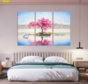 ต้นไม้ชมพูสะท้อนน้ำเหนือหัวเตียงห้องพักรายวัน โทนฟ้า‑ชมพู พิมพ์ผ้าแคนวาสหน้ากว้างสำหรับโฮสเทลที่ต้องการมุมถ่ายรูปสวย