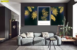 งานศิลปะใบไม้สีทองบนพื้นหลังเข้ม ติดผนังเหนือโซฟา ช่วยคุมโทนและเป็นจุดโฟกัสให้ห้องรับแขก ดูร่วมสมัยและเรียบหรู