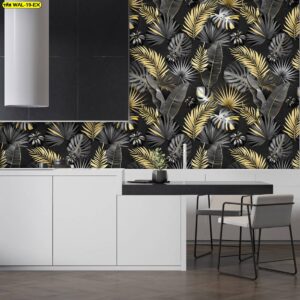 วอลเปเปอร์ใบปาล์มและมอนสเตอราลายซ้อนชั้นสีทองเทา บนพื้นดำ ในครัวโมเดิร์นสีขาวดำ เคาน์เตอร์เส้นตรง เก้าอี้เหล็ก เรียบเท่ เน้นคอนทราสต์ของลายใบเมทัลลิกกับบิลท์อินสีเรียบ