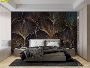 แบ็กดรอปหัวเตียงลายเส้นใบสีทองบนพื้นดำช่วยขยายมิติสายตา จับคู่ผ้าปูสีเทาและโคมไฟวอร์มไวท์เพื่อสมดุลคอนทราสต์ในห้องนอน