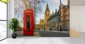 วอลเปเปอร์ภาพวิวยุโรป ผนังภาพถนนหน้าหอนาฬิกา ตู้โทรศัพท์สาธารณะสีแดงโดดเด่นนำสายตา โทนอบอุ่นนุ่มนวล ช่วยคุมอารมณ์วินเทจ เหมาะวางในโถงสำนักงานหรือคาเฟ่สไตล์โมเดิร์นเพื่อเพิ่มมุมถ่ายภาพ