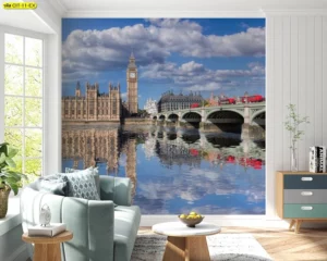 ผนังโต๊ะริมหน้าต่างภาพแม่น้ำหน้าหอนาฬิกาบิ๊กเบน เงาสะท้อนเพิ่มความลึก โทนฟ้า–เทา–ขาว ช่วยให้ร้านเล็กดูโปร่งและสว่าง