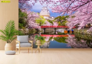 วอลเปเปอร์วิวเที่ยวญี่ปุ่น ภาพวิวแม่น้ำสะท้อนสะพานสีแดงและต้นไม้เขียวชมพู ติดผนังห้องรับรองกึ่งประชุม ช่วยสร้างความผ่อนคลายก่อนเสนอเส้นทาง