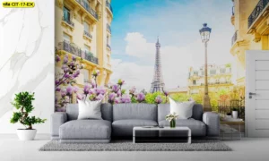 วอลเปเปอร์ภาพวิวยุโรป ผนังภาพถนนยุโรป ดอกไม้ชมพู หอไอเฟลสูง แต่งเข้ากับโซฟาผ้าเทา ทำให้มุมรับแขกดูหรู สว่าง และโรแมนติก