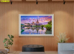 วอลเปเปอร์ภาพวิวเอเชีย ภาพสถาปัตยกรรมริมน้ำท้องฟ้าเฉดชมพูม่วงสะท้อนเงางดงาม ในกรอบแขวนผนังไม้สำหรับโถงองค์กร ช่วยสร้างจุดโฟกัสงานต้อนรับอย่างสง่างาม