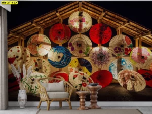 ผนังโฟโต้สปอตลายร่มญี่ปุ่นสีสันสดในโถงรับรองเอเจนซี่ท่องเที่ยว ใช้วัสดุผ้าแคนวาสต่อเนื่องเต็มผนัง ชวนลูกค้าถ่ายภาพและจดจำแบรนด์ทันที