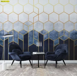 ลายกราฟิกหกเหลี่ยมสีทองบนพื้นโทนสีเทาและน้ำเงิน วอลเปเปอร์ตกแต่งบริเวณมุมพักผ่อนของบ้านหรืองานอีเวนต์ สร้างความอบอุ่นและมีเสน่ห์ให้พื้นที่ พร้อมกับสัมผัสความเป็นเอกลักษณ์