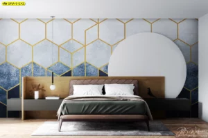 ภาพศิลปะตกแต่งภายในพื้นที่เชิงพาณิชย์สำหรับห้องพักโรงแรม วอลเปเปอร์ลายกราฟิกหกเหลี่ยม สีน้ำเงิน-ทองบริเวณหัวเตียง เพิ่มความพิเศษน่าจดจำ