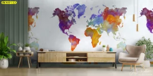 ห้องรับแขกสไตล์โมเดิร์นตกแต่งด้วยวอลเปเปอร์แผนที่โลกสีสันสดใสแบบวอเตอร์คัลเลอร์โทนม่วงน้ำเงินส้มสร้างบรรยากาศมีชีวิตชีวา