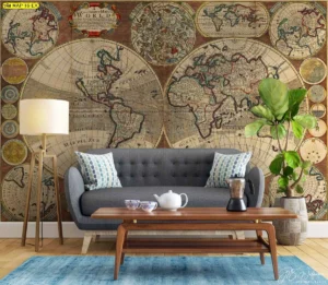 วอลเปเปอร์ลายแผนที่โลกโบราณโทนสีคลาสสิกตกแต่งห้องนั่งเล่น ผสมผสานความเก่าแก่และความทันสมัยด้วยโซฟาสีเทาและพรมสีน้ำเงิน