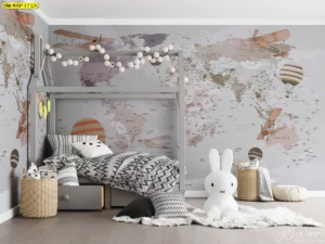 วอลเปเปอร์ห้องเด็กลายแผนที่โลก โทนสีเทาชมพูหน้ากว้างที่ตกแต่งด้วยเครื่องบินบอลลูนและของเล่นน่ารัก เสริมสร้างจินตนาการและการเรียนรู้