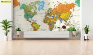 ห้องนั่งเล่นสไตล์สดใสตกแต่งด้วยแผนที่โลกโทนสีหลากสี สร้างบรรยากาศชีวิตชีวาและเป็นมิตร