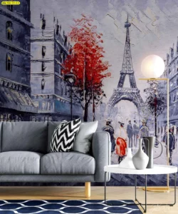 ห้องนั่งเล่นหรูหราตกแต่งด้วยวอลเปเปอร์ภาพวิวปารีสโทนสีเทาและแดงพร้อมโซฟาสีเทาโต๊ะข้างทองเหลืองและโคมไฟตั้งพื้นสีขาว