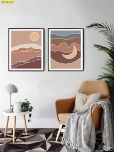 ภาพคู่มินิมอลโทนเอิร์ธโทนเหนือเก้าอี้อ่านหนังสือในห้องนั่งเล่น จัดวางเป็นชุดเพื่อความสมดุลสายตา