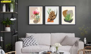 ผนังสีเทาเข้มกับทริปติคพฤกษาศิลป์สามกรอบในโถงรับแขก ช่วยบาลานซ์ผนังยาว