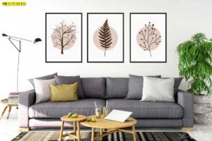 เซ็ตกรอบรูปมินิมอลลายกิ่งไม้ ใบเฟิร์น และช่อผลไม้โทนเอิร์ธเหนือโซฟาสีเทา ในห้องนั่งเล่นร่วมสมัย ช่วยคุมธีมธรรมชาติสบายตาเหมาะกับผู้อยู่อาศัยสมัยใหม่ที่ต้องการตกแต่งผนังเรียบเก๋