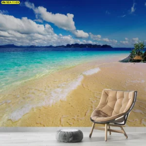 วอลเปเปอร์วิวชายหาด โทนฟ้าน้ำใสกับชายหาดขาว สร้างอารมณ์โปร่งโล่งสำหรับมุมพักผ่อน จับคู่เก้าอี้เอนสีตัดเพื่อให้ผนังเด่นและรู้สึกผ่อนคลายยิ่งขึ้น