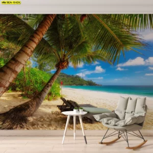 ภาพศิลปะชายหาด เงาใบมะพร้าวทอดยาวเหนือเตียงอาบแดด น้ำทะเลสีครามและทรายทอง โทนธรรมชาติช่วยเติมบรรยากาศสงบ เหมาะกับห้องนั่งเล่นที่ใช้เฟอร์นิเจอร์ไม้อ่อน