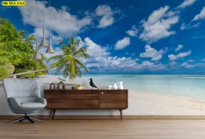 วอลเปเปอร์ภาพวิวทะเล โทนฟ้าใสกับชายหาดทรายขาวและต้นปาล์ม สไตล์ทรอปิคอลสำหรับห้องนั่งเล่นคอนโด ช่วยสื่อบรรยากาศสงบและกว้างโปร่งเหมาะกับงานแต่งบ้าน