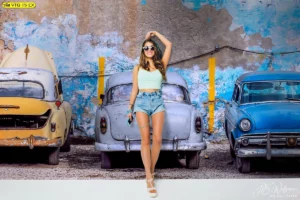 รูปติดผนังรถคลาสสิกหลากสีบนฉากหลังกำแพงลอกสี เพื่อสร้างพื้นที่ถ่ายรูปสไตล์สตรีทอาร์ต