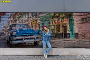 วอลเปเปอร์ภาพรถคลาสสิก สีน้ำเงินบนพื้นหลังกำแพงสตรีทอาร์ตสีสันสดใส เหมาะสำหรับตกแต่งร้านอาหารสไตล์เมืองและคาเฟ่ฮิปสเตอร์