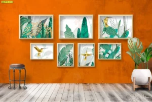 Gallery Wall ภาพลายใบไม้ทรอปิคอลในกรอบสีทองบนผนังส้มเบิร์น ตกแต่งห้องนั่งเล่นสไตล์บอแฮเมียนสมัยใหม่