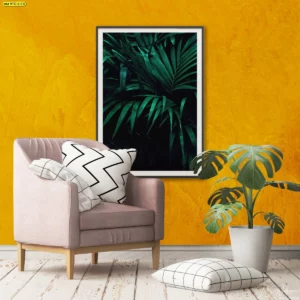 วอลเปเปอร์ภาพเรโทรใส่กรอบ ใบไผ่สีเขียวเข้มในกรอบสีขาวบนผนังสีเหลืองมัสตาร์ด ห้องนั่งเล่นสไตล์โมเดิร์นพร้อมเฟอร์นิเจอร์โทนสีครีม