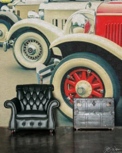 วอลเปเปอร์ผ้าแคนวาสลายรถคลาสสิกวินเทจสีครีมและแดง ตกแต่งห้องนั่งเล่นสไตล์อุตสาหกรรมพร้อมเก้าอี้หนังเสริมบรรยากาศแมนเคฟ