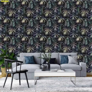 ห้องพักมุมนั่งเล่นใช้ลาย Jungle Luxe ลายซ้ำหนาแน่นโทนเขียวเทาดำ ทำเป็นแบ็กดร็อปหลังโซฟา