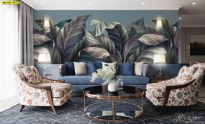 วอลเปเปอร์ลายใบไม้ทรอปิคอลโทนเข้ม ติดผนังหลังโซฟาในห้องนั่งเล่นสไตล์ร่วมสมัย โทนน้ำเงินเทาเพิ่มมิติและบรรยากาศหรูนิ่ง