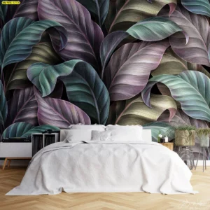 วอลเปเปอร์ลายใบไม้ทรอปิคอลโทนเข้ม หลังหัวเตียงห้องนอนร่วมสมัย โทนเขียวม่วงน้ำเงินซ้อนเลเยอร์สร้างฟีเจอร์วอลล์หรูนิ่งชวนพักผ่อน