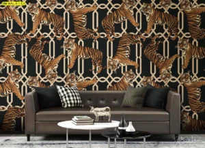 ห้องนั่งเล่นสไตล์โมเดิร์นตกแต่งด้วยวอลเปเปอร์ลายเสือสีดำทองโซฟาหนังเทาเข้มโต๊ะกาแฟขาวสร้างบรรยากาศหรูหรา