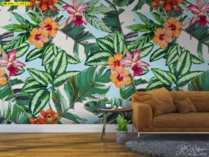 วอลเปเปอร์ใบไม้หลากสีสัน ลายดอกไผ่สีส้มเขียวสดใสกับใบไม้ทรอปิคอลขนาดใหญ่ตกแต่งห้องรับแขกที่มีโซฟาหนังสีน้ำตาลและโต๊ะกลมไม้เข้มพร้อมพรมสีเทา