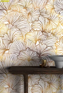 วอลเปเปอร์ใบไม้สีทอง ลวดลายละเอียดตกแต่งผนังห้องพร้อมโต๊ะไม้สีน้ำตาลเข้มและของตกแต่งบ้านสไตล์พรีเมียม
