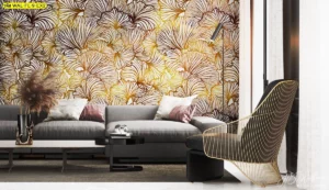 ห้องนั่งเล่นพรีเมียมใช้วอลเปเปอร์ลายใบไผ่สีทองเข้มพร้อมโซฟาเทาเข้มและเก้าอี้โครงทองเหลืองหรูหรา