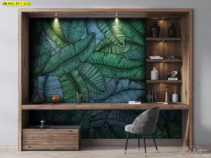 วอลเปเปอร์ลายใบไม้สีเขียวฟ้า ติดในมุมทำงานแบบบิวท์อินพร้อมชั้นวางของไม้และเก้าอี้สำนักงานสีเทา