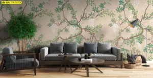 วอลเปเปอร์ลายกิ่งไม้ดอกไม้สีเขียวบนพื้นครีมเบจ ตกแต่งห้องรับแขกสไตล์คลาสสิกร่วมสมัยพร้อมโซฟาหนังเทาและโต๊ะไม้