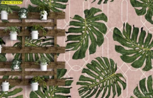 วอลเปเปอร์ใบไม้โทนร้อน ลายใบมอนสเตอร่าเขียวบนพื้นชมพูพร้อมชั้นไม้แขวนกระถางต้นไม้ ตกแต่งผนังสไตล์ธรรมชาติโมเดิร์นด้วยระบบแสดงพืชแนวตั้ง