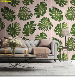 วอลเปเปอร์ลายใบมอนสเตอร่าสีเขียวบนพื้นชมพูอ่อน ตกแต่งห้องนั่งเล่นสไตล์โมเดิร์นคลาสสิกพร้อมโซฟาเทาและโต๊ะกาแฟ