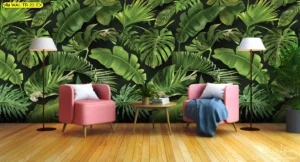 วอลเปเปอร์ลายใบไม้เขตร้อนสีเขียวเข้มบนพื้นหลังสีดำตกแต่งห้องนั่งเล่นสไตล์โมเดิร์นพร้อมเก้าอี้สีชมพูและโคมไฟสูง