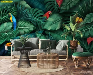 วอลเปเปอร์ภาพนก ลายนกแก้วเขตร้อนและทูแคนท่ามกลางใบไผ่เขียวขจีและใบมอนสเตอร่าขนาดใหญ่สำหรับตกแต่งห้องนั่งเล่นสไตล์เขตร้อนที่สร้างบรรยากaศสดชื่น