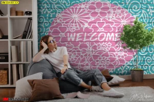 วอลเปเปอร์ลายสตรีทอาร์ต ดอกไม้เดโคสีชมพูฟ้าสไตล์โมเดิร์นพร้อมข้อความ Welcome ติดผนังไม้เหมาะตกแต่งห้องนั่งเล่นและพื้นที่ต้อนรับสร้างความอบอุ่น