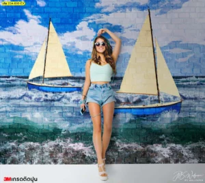 ภาพศิลปะสตรีทอาร์ตลายเรือใบทะเลสีฟ้าขาวสไตล์วอเตอร์คัลเลอร์บนผนังอิฐเหมาะตกแต่งร้านริมทะเลและพื้นที่ท่องเที่ยวสร้างบรรยากาศสดชื่น